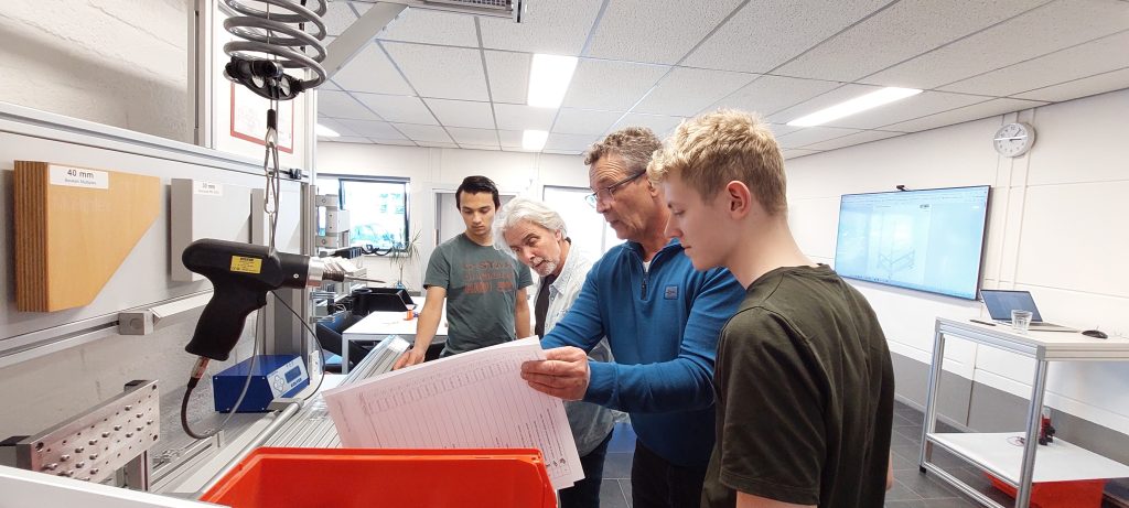 Studenten Technicus Engineering bouwen transportkar bij Item Systems 