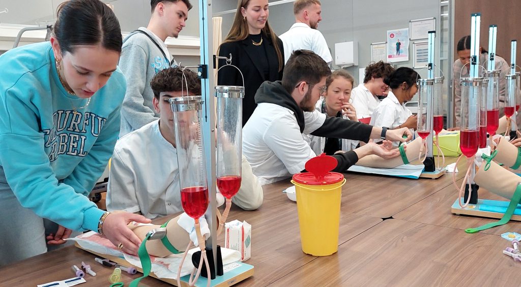 Samen innoveren: studenten engineering en verpleegkunde buigen zich over revalidatievraagstuk 