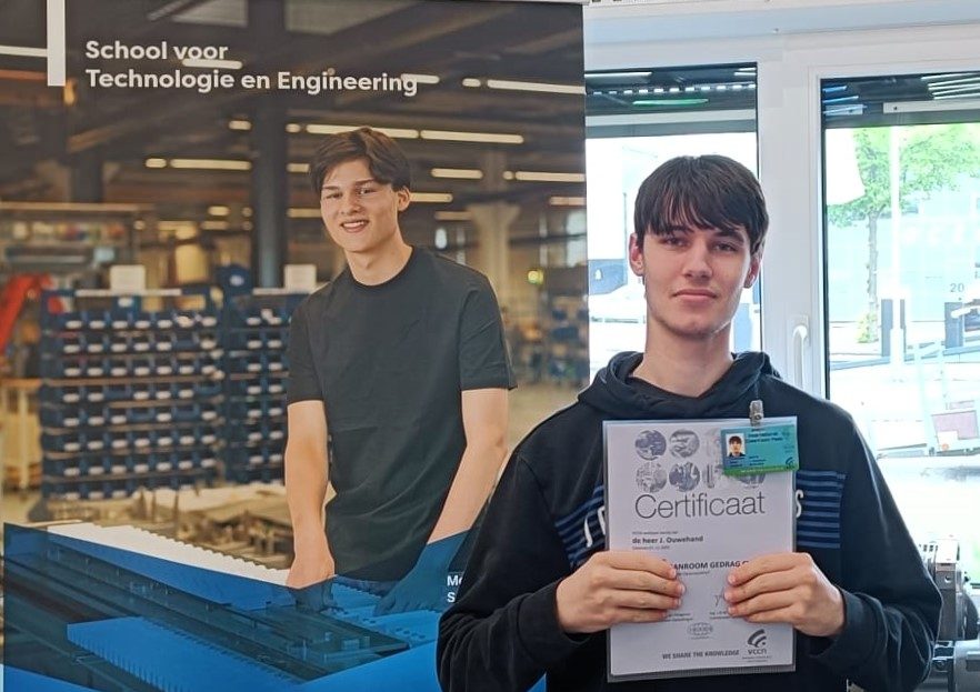 Internationaal erkend cleanroom-certificaat voor drie studenten Technicus Engineering 