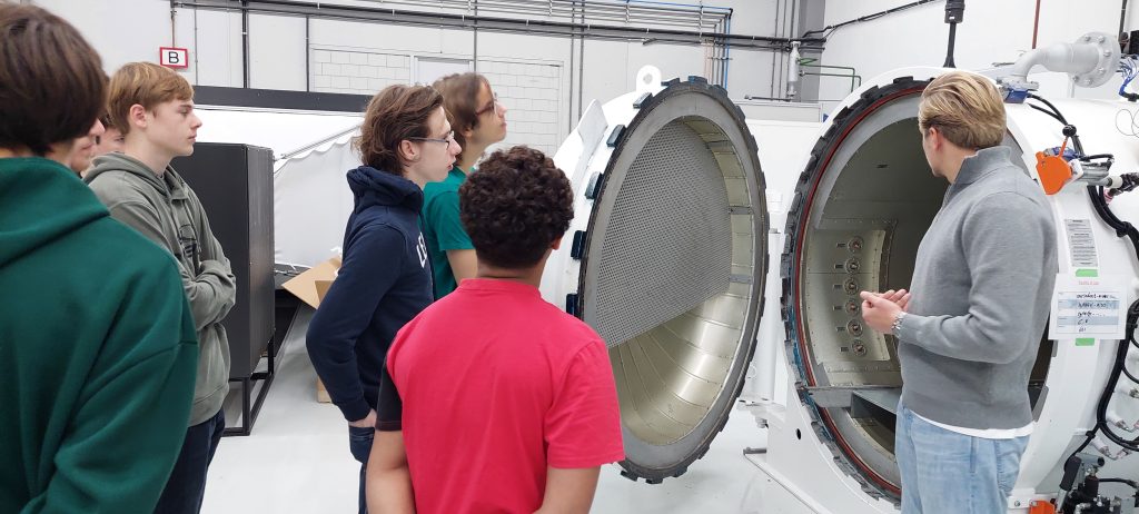 Studenten verkennen technieklandschap: groots bedrijfsbezoek 