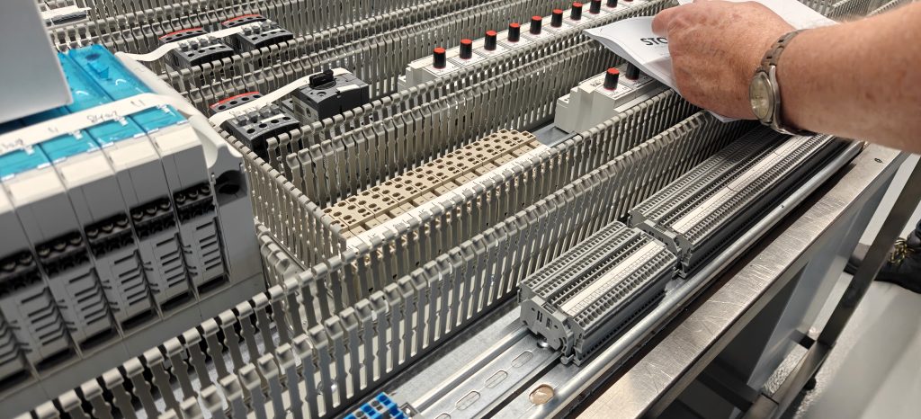 Beter in Besturingskasten: Docenten Engineering op werkbezoek bij Stolze 